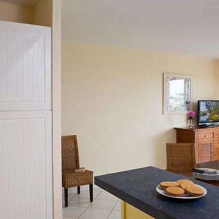 Madame Les Maisons De Fontenelles 2*